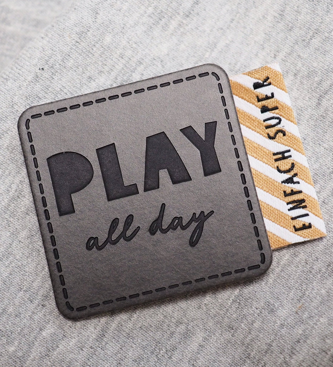 Kunstlederlabel - play all day *iron - on* - Paul &amp; Clara