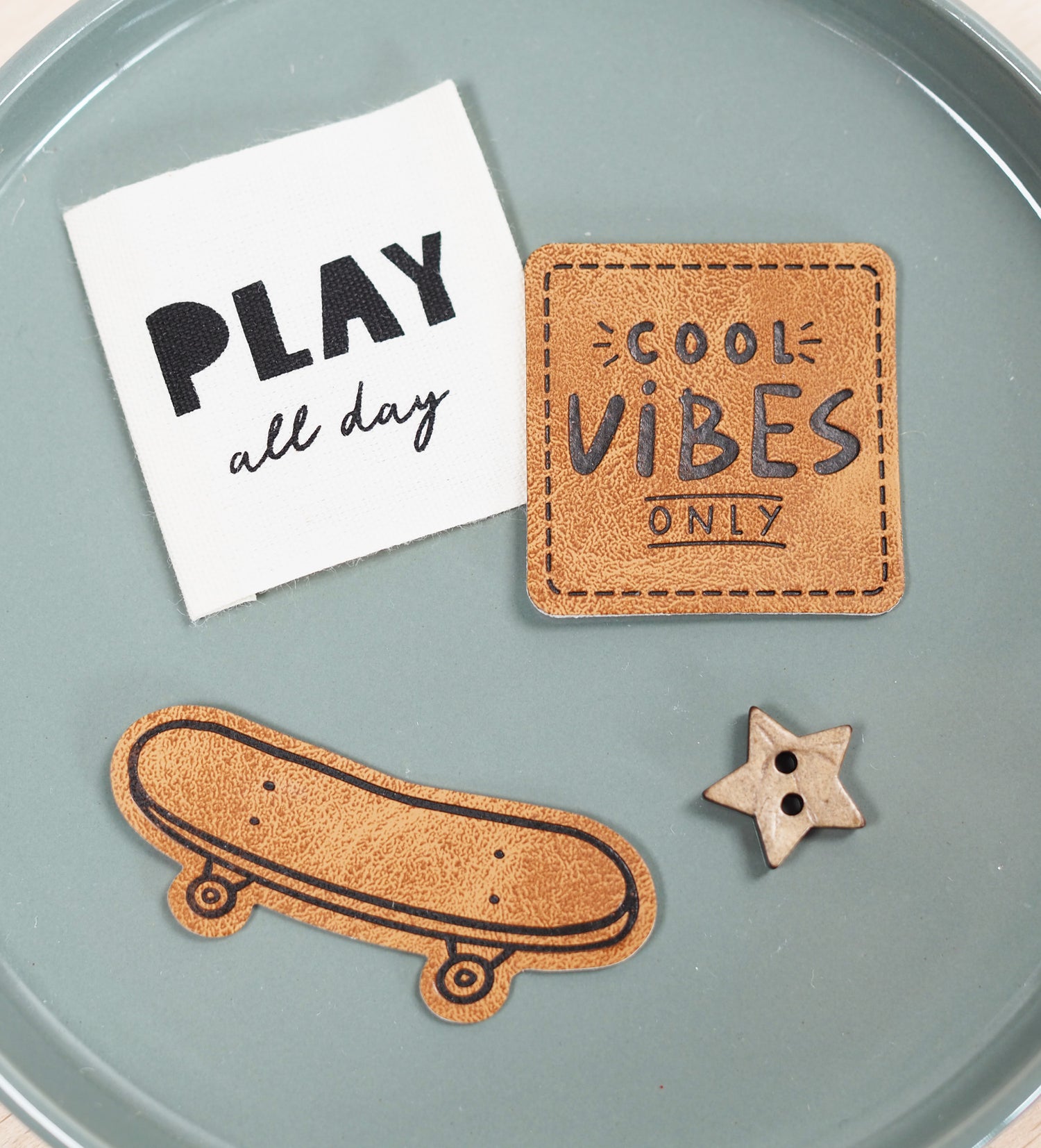 Baumwolllabel *play all day* - 4x4 cm - 4er Pack